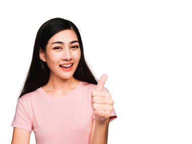 Beyaz arka planda hareketli bir kadın pembe tişörtler giyen güzel Asyalı bir kadın beyaz arka planda izole edilmiş kafası işaret eden bir parmak.
