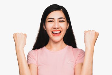 Beyaz arka planda hareketli bir kadın pembe tişörtler giyen güzel Asyalı bir kadın beyaz arka planda izole edilmiş kafası işaret eden bir parmak.