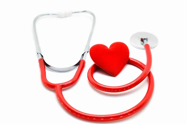基于白人背景的红色医疗听诊器和心脏隔离 医疗保健概念 — 图库照片