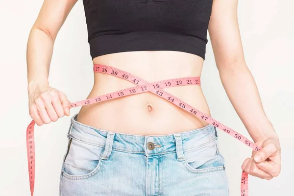 Frau Mit Dünner Taille Angezogen Trug Jeans Lose Taille Rosa — Stockfoto