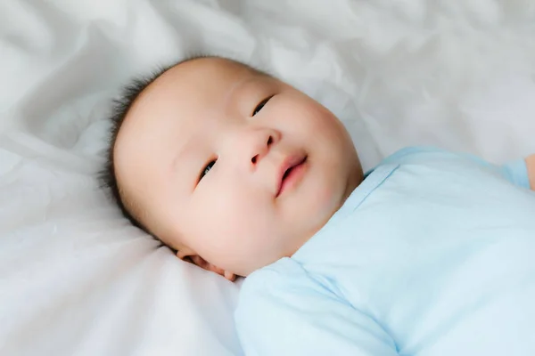 Feliz Disfrutar Retrato Bebé Asiático Recién Nacido Cama Maniquí Boca — Foto de Stock