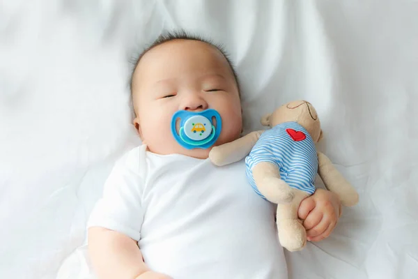 Retrato Bebé Asiático Recién Nacido Cama Con Una Muñeca Encantador — Foto de Stock