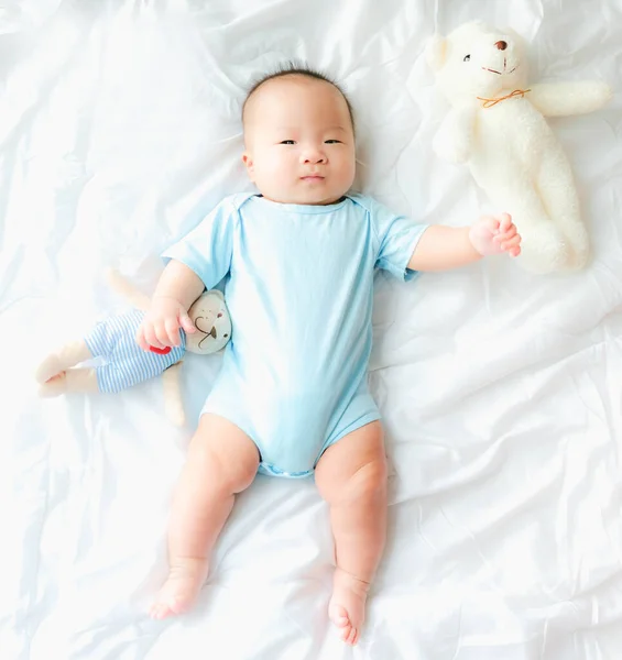 Portret Van Een Pasgeboren Aziatische Baby Jongen Het Bed Met — Stockfoto