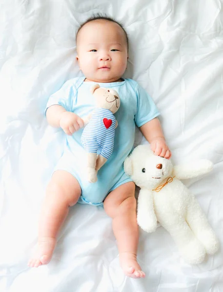 Портрет Новорожденного Азиатского Мальчика Кровати Куклой Очаровательный — стоковое фото