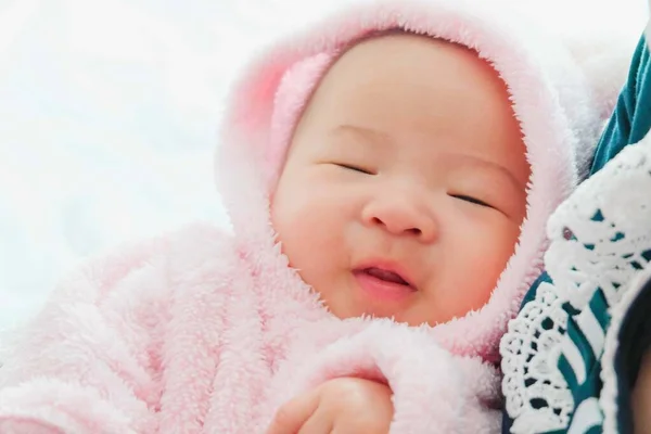 Ein Neugeborener Asiatischer Junge Der Umarmung Der Mutter Charmante Schwarze — Stockfoto