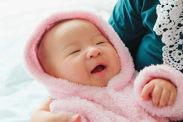 Bebê Asiático Recém Nascido Abraço Mãe Encantador Bebê Olhos Pretos — Fotografia de Stock