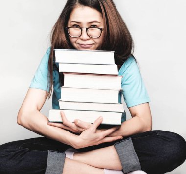 Sınav boyunca güzel Asyalı kız öğrenciler evde kalın ve stresli ve tembel kitap okuyun.