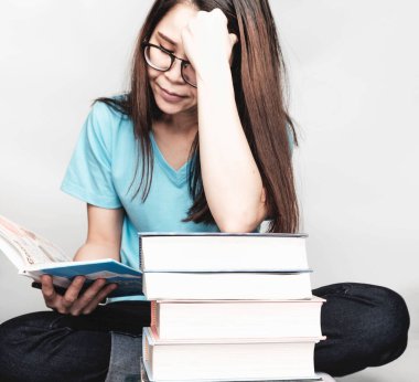 Sınav boyunca güzel Asyalı kız öğrenciler evde kalın ve stresli ve tembel kitap okuyun.