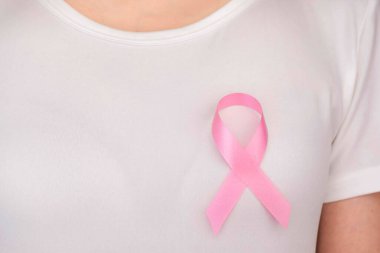 Dünya Göğüs Kanseri Günü Konsepti, sağlık hizmetleri - kadın beyaz tişört, göğüs kanseri farkındalığı için pembe kurdele, sembolik yay rengi kadın meme tümörü hastalığına yakalanmış insanlar üzerinde farkındalık yaratıyor