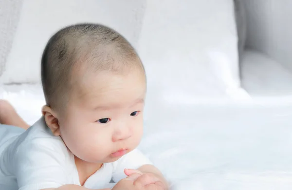 Porträtt Nyfödd Asiatisk Pojke Sängen Charming Fat Baby Månader Gammal — Stockfoto
