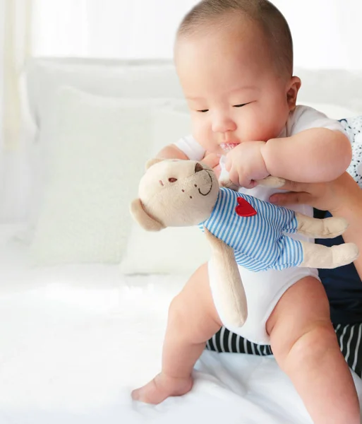 Retrato Bebé Asiático Recién Nacido Cama Encantador Bebé Gordo Meses — Foto de Stock