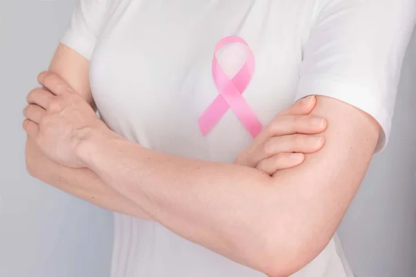 World Breast Cancer Day Concept Sjukvård Kvinna Bar Vit Shirt — Stockfoto