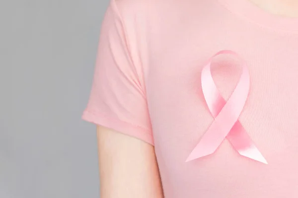 World Breast Cancer Day Concept Sjukvård Kvinna Bar Vit Shirt — Stockfoto