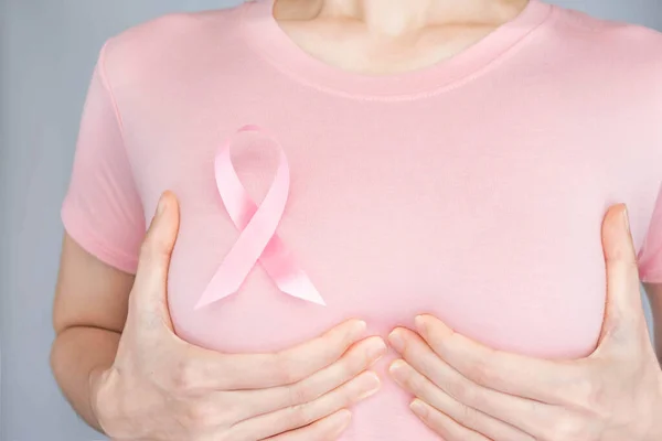 Konzept Zum Welttag Des Brustkrebses Gesundheitsfürsorge Frau Trug Weißes Shirt — Stockfoto