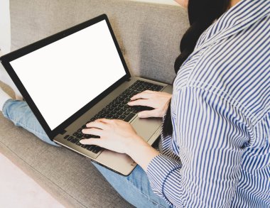 Seçmeli odak kadın eli mavi çizgili tişört giyer keybord 'a yazar, online yaşam tarzı çalışır kahveyle evde dinlenir, dizüstü bilgisayarla çalışır, evden çalışır.