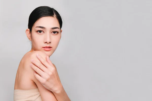 Junge Schöne Asiatische Frau Mit Sauberer Frischer Haut Hände Berühren — Stockfoto