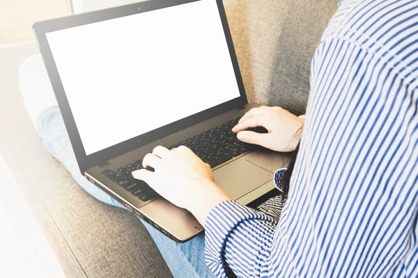 Вибірковий Фокус Обрізаної Руки Клавіатурі Робота Порожнім Екраном Ноутбук Сидячи — стокове фото