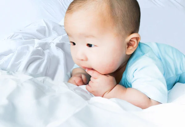Porträtt Nyfödd Asiatisk Söt Pojke Bar Blå Spädbarnskläder Krypa Sängen — Stockfoto