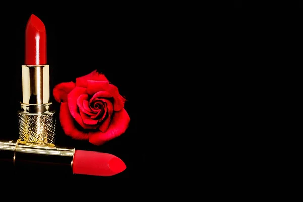 Rose Red Lippenstift Gouden Slipcover Zwarte Achtergrond Make Cosmetische Concept — Stockfoto