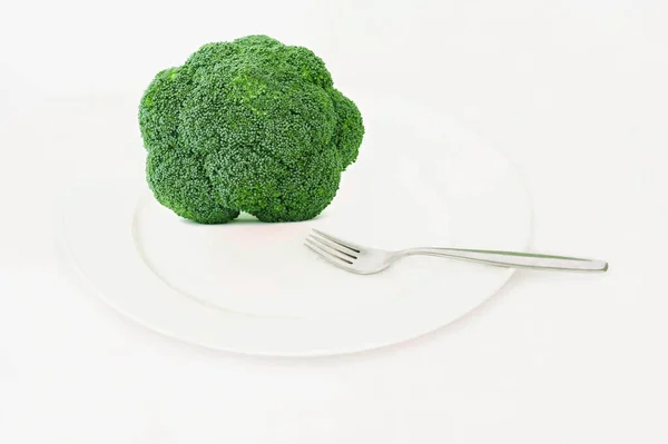 Broccoli Freschi Piastra Bianca Forchetta Messa Fuoco Selettiva — Foto Stock