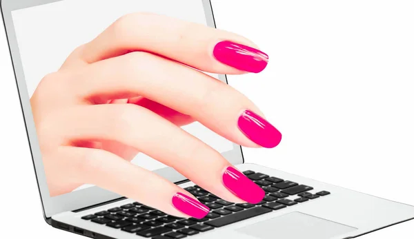 Красивые Руки Тонкие Пальцы Розовый Ноготь Торчащий Экрана Ноутбука — стоковое фото
