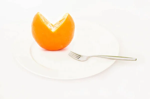 Frische Orange Auf Weißem Teller Und Gabel Selektiver Fokus — Stockfoto