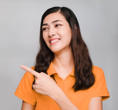 Genç, güzel Asyalı kadın, uzun siyah saçlı, turuncu tişörtlü, gülümseyen parmaklı.