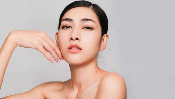 Ung Vacker Asiatisk Kvinna Med Ren Och Ljus Hud Cosmetic — Stockfoto