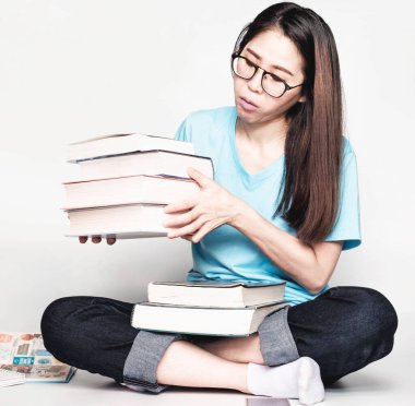 Sınav boyunca güzel Asyalı kız öğrenciler evde kalın ve stresli ve tembel kitap okuyun.