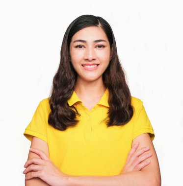 Genç ve güzel Asyalı kadın sarı tişört giyiyordu, gülümsüyordu, kendine güveniyordu, mükemmeldi, takdir ediliyordu, çok başarılıydı, beyaz arka planda izole edilmişti.