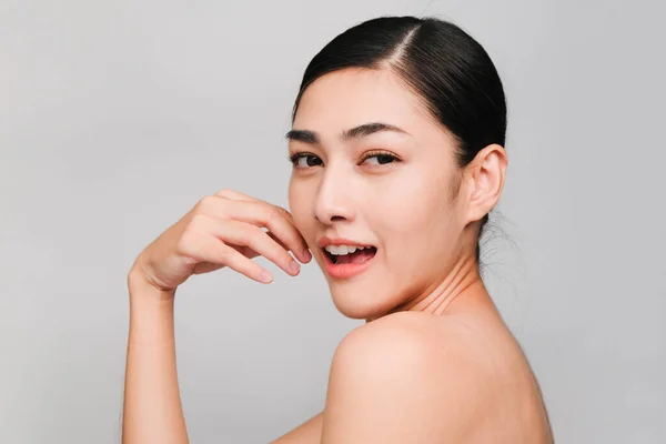 美しいアジアの女性 清潔で明るい肌の若いアジアの女の子 化粧品の美しさのコンセプト 頬に手のタッチ グレーの背景に隔離された笑顔とフレンドリーな顔 — ストック写真