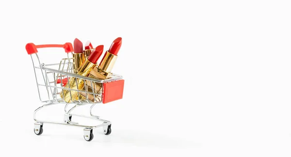 Rode Lippenstift Goudstaven Een Winkelwagen Geïsoleerd Witte Achtergrond Met Kopieerruimte — Stockfoto