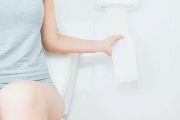 Mulher Usava Camiseta Cinza Estava Sentado Banheiro Mão Está Chegando — Fotografia de Stock