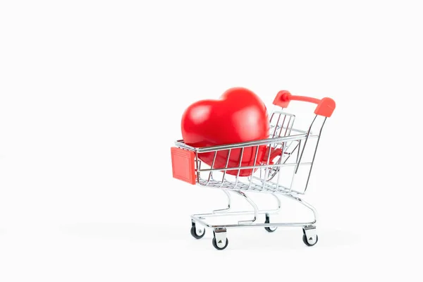 Egészségügyi Koncepció Műanyag Piros Szív Egy Bevásárlókocsiban Másoló Hely Elszigetelt — Stock Fotó