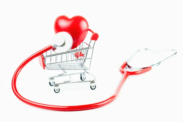 保健概念 模拟使用红色医疗听诊器 在白色背景隔离的购物车中使用塑料心脏 — 图库照片