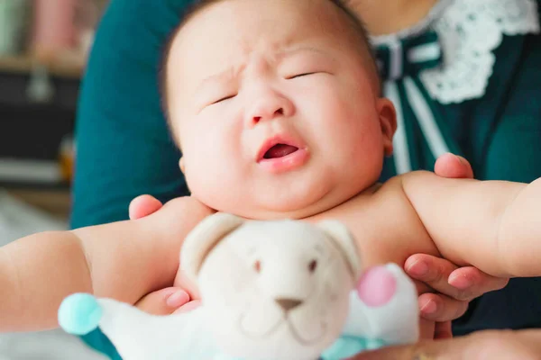 Bebé Asiático Recién Nacido Abrazo Madre Bebé Meses Llorando Mal — Foto de Stock