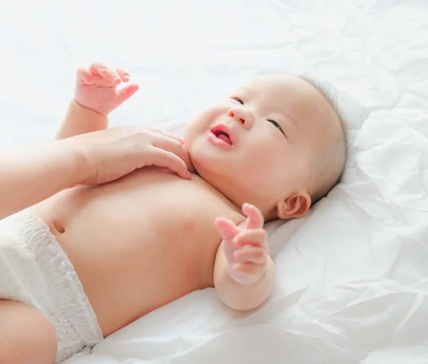 Retrato Bebé Asiático Recién Nacido Cama Bebe Leche Biberón Encantador — Foto de Stock