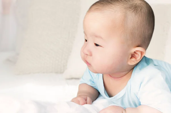 Retrato Bebé Asiático Recién Nacido Cama Encantador Bebé Gordo Meses — Foto de Stock