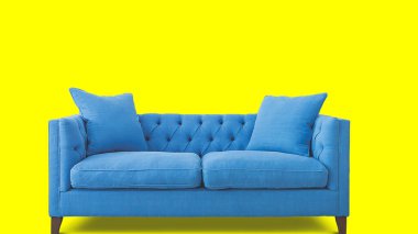 Sarı arka planda, mavi kanepe.