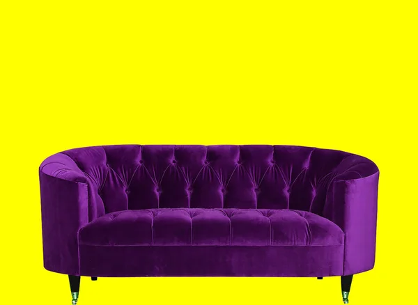 Fioletowa Sofa Odizolowana Żółtym Tle — Zdjęcie stockowe