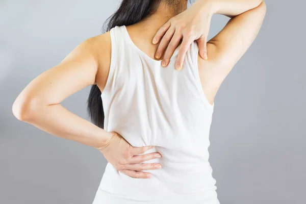 Mulher Usava Camiseta Branca Mãos Segurando Costas Dor Cintura Health — Fotografia de Stock