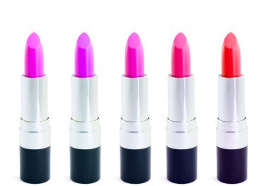 Beyaz arkaplanda izole edilmiş ruj, makyaj ve güzellik konsepti