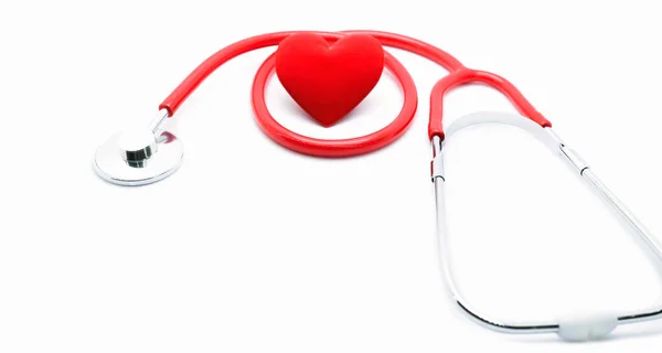 基于白人背景的红色听诊器和心脏隔离 医疗保健概念 — 图库照片