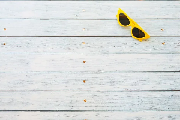 Gafas Sol Amarillas Sobre Fondo Azul Madera Con Espacio Para — Foto de Stock