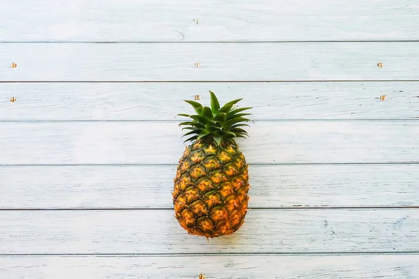 Piña Sobre Fondo Azul Madera Con Espacio Para Copiar — Foto de Stock