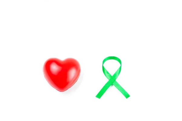 Grönt Organ Transplantat Medvetenhet Band Och Rött Hjärta Vit Bakgrund — Stockfoto