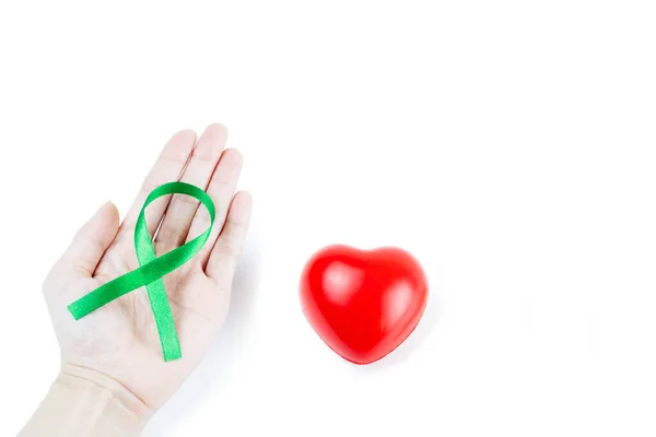Hand Hålla Gröna Organ Transplantat Medvetenhet Band Och Rött Hjärta — Stockfoto
