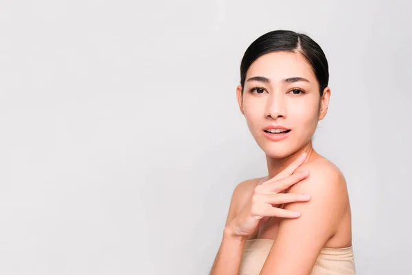 Молодая Красивая Азиатская Женщина Чистой Яркой Кожей Косметическая Концепция Красоты — стоковое фото