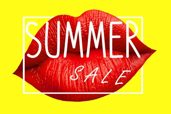 Roter Lippenmund Mit Weißem Rahmen Und Schriftzug Sommerschlussverkauf Auf Gelbem — Stockfoto