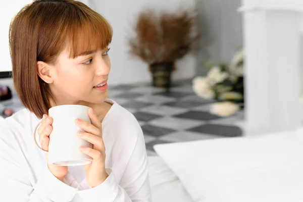 아름다운 여자가 아침에 집에서 커피를 마시고 — 스톡 사진